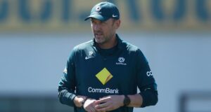 O técnico de futebol Tony Popovich concordou com uma extensão de contrato de curto prazo com a Football Australia