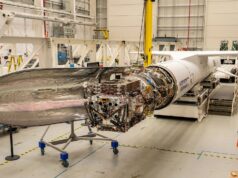 Uma espaçonave impulsionadora de satélite se prepara para lançamento dentro de uma foto de foguete tirada em 12 de junho de 2026.