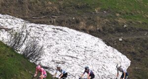 Anna van der Breggen admite que as distâncias mais curtas em Finestre exigiram uma mudança de ideias. ‘A mais sofrimento nesta escalada’ enquanto defende as líderes femininas do Giro d’Italia