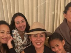 Chrissy Teigen posa com sua família após a morte de seu pai