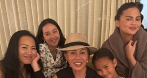 Chrissy Teigen posa com sua família após a morte de seu pai