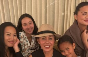 Chrissy Teigen posa com sua família após a morte de seu pai