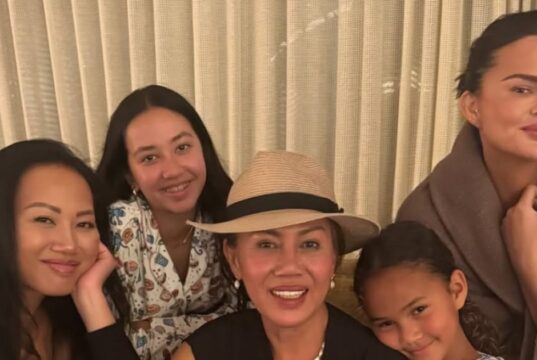 Chrissy Teigen posa com sua família após a morte de seu pai