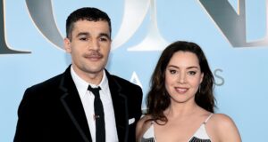 Aubrey Plaza participa do Tony Awards 2026 com o parceiro Christopher Abbott