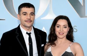 Aubrey Plaza participa do Tony Awards 2026 com o parceiro Christopher Abbott