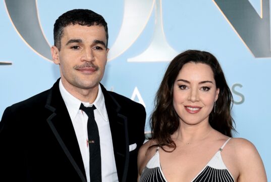 Aubrey Plaza participa do Tony Awards 2026 com o parceiro Christopher Abbott