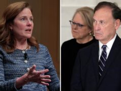 Amy Coney Barrett e Samuel Alito ouvem a decisão da Suprema Corte