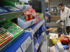 Eles promovem um projeto de lei que proíbe a venda de doces nos caixas dos supermercados. Política do Intransigente