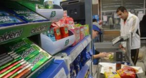 Eles promovem um projeto de lei que proíbe a venda de doces nos caixas dos supermercados. Política do Intransigente