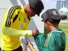 O único torcedor no comício da África do Sul era um menino e os jogadores fizeram fila para recebê-lo