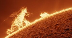 Astrofotógrafo captura nuvem gigante de plasma ‘Godzilla’ à espreita na borda do Sol (VÍDEO)