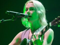 Phoebe Bridgers surpreende o Madison Square Garden com show sem telefone
