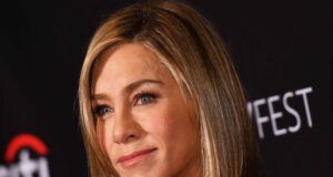 Jennifer Aniston usa corretivo desfocado, dizem que suaviza a pele sem adicionar rugas