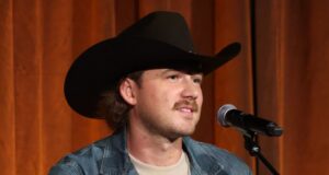 Morgan Wallen joga telefone de segurança no palco