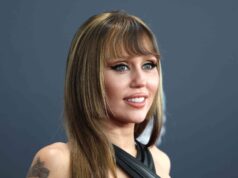 A maquiadora de Miley Cyrus me disse que esta joia de drogaria de US $ 12 é o segredo dela para uma pele perfeita