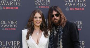 Elizabeth Hurley parece angelical em um vestido de noiva floral branco enquanto passa uma noite romântica com Billy Ray Cyrus