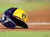 Por que o vice-presidente de comunicações da Brewers retuitou essa porcaria racista?