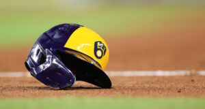 Por que o vice-presidente de comunicações da Brewers retuitou essa porcaria racista?