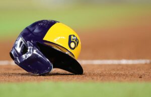 Por que o vice-presidente de comunicações da Brewers retuitou essa porcaria racista?
