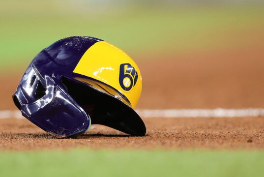Por que o vice-presidente de comunicações da Brewers retuitou essa porcaria racista?