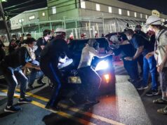 Vídeo mostra confrontos violentos, prisão de Delaney Hall em protesto do ICE