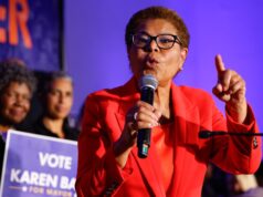 Prefeita de Los Angeles, Karen Bass, avança para segundo turno de novembro