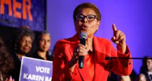 Prefeita de Los Angeles, Karen Bass, avança para segundo turno de novembro