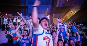 A presença de Trump no jogo 3 dos Knicks gera debate e alguns fãs revidaram