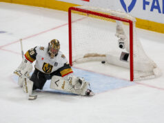 John Tortorella apoia Carter Hart enquanto Hart enfrenta quatro gols por jogo
