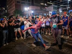 Cenas da rua seguidas do título de Nick
