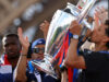 PSG desfila o troféu do campeonato da liga enquanto comemora campeonatos consecutivos