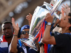 PSG desfila o troféu do campeonato da liga enquanto comemora campeonatos consecutivos