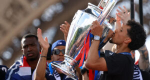 PSG desfila o troféu do campeonato da liga enquanto comemora campeonatos consecutivos
