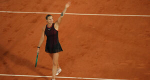 Aberto da França: Aryna Sabalenka vence no jogo noturno contra Naomi Osaka