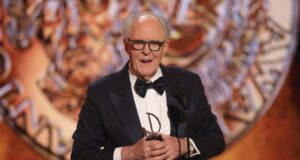 John Lithgow se torna o ganhador mais antigo do prêmio Tony de ator principal em uma peça