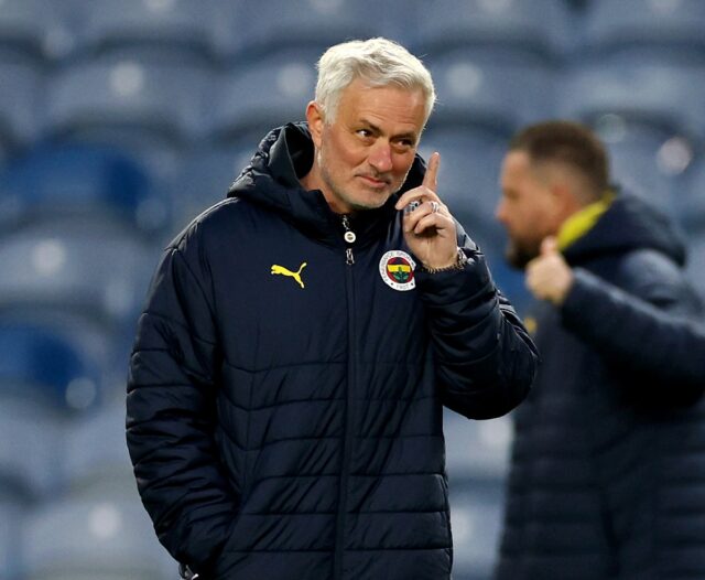 Jose-Mourinho-during-a-Fenerbahce-training-session.jpg