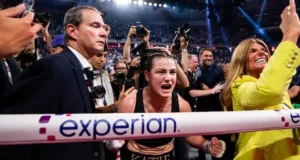 Katie Taylor se despede de Flora Paley em Croke Park em 5 de setembro.