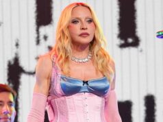 Madonna pula a grade de proteção da Times Square em momento horrível em show surpresa