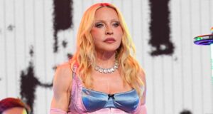 Madonna pula a grade de proteção da Times Square em momento horrível em show surpresa