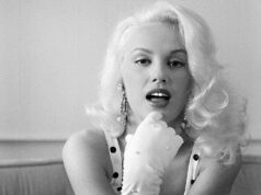 Mamie Van Doren, 95, expõe o sofá de elenco de Hollywood em novo livro de memórias