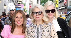 Marlo Thomas faz rara aparição no tapete vermelho de Nova York com Candice Bergen e Diane Sawyer