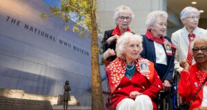 ‘Rosie the Riveters’ homenageada no Museu Nacional da Segunda Guerra Mundial no aniversário do Dia D