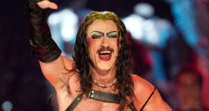 Luke Evans causa uma tempestade no palco do Tony Awards vestindo apenas jockstraps, espartilhos e salto alto em uma performance sexy no Rocky Horror Show