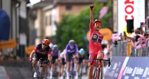 As habilidades de rastreamento foram fundamentais nos caóticos sprints curtos femininos do Giro d’Italia, com Maggie Coles-Lyster e Georgia Baker subindo ao pódio.