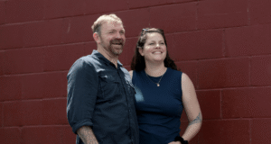 Quem é Amy Gertner, esposa de Graham Platner? O que sabemos sobre o casamento.