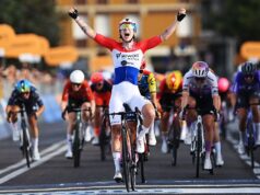 Lorena Wiebes foi vista ao longo do percurso feminino do Giro d’Italia, apesar de uma desqualificação do peso da bicicleta.
