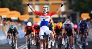 Lorena Wiebes foi vista ao longo do percurso feminino do Giro d’Italia, apesar de uma desqualificação do peso da bicicleta.