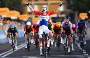 Lorena Wiebes foi vista ao longo do percurso feminino do Giro d’Italia, apesar de uma desqualificação do peso da bicicleta.