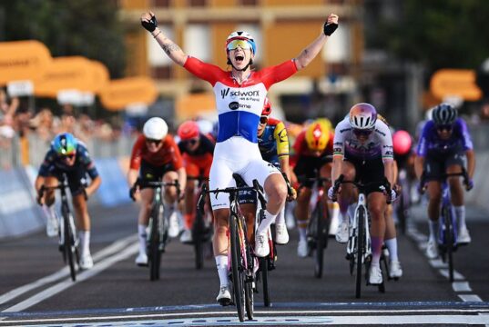 Lorena Wiebes foi vista ao longo do percurso feminino do Giro d’Italia, apesar de uma desqualificação do peso da bicicleta.