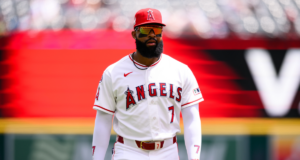 Jo Adell permite um home run de cabeça: como o infeliz erro do Angels OF acaba em Jose Canseco